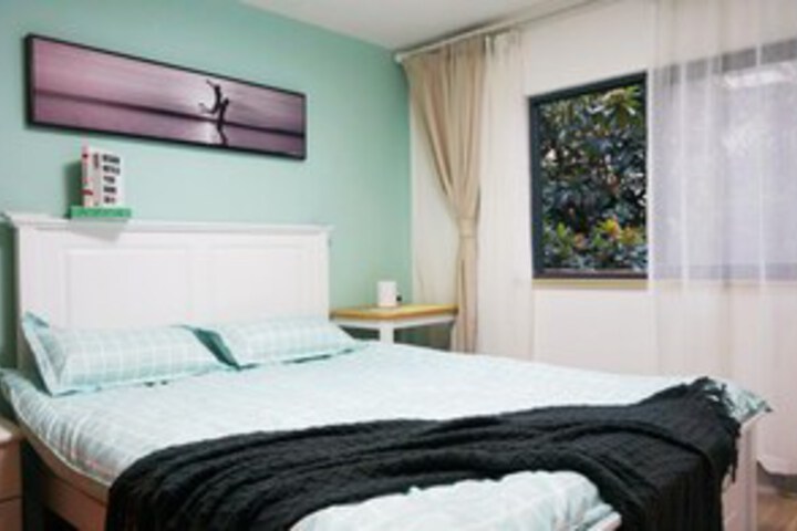 Room 7 of 12