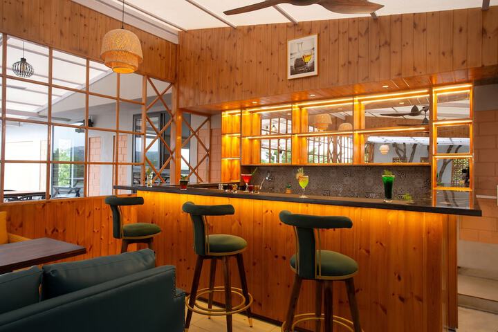 Lounge 60 of 84