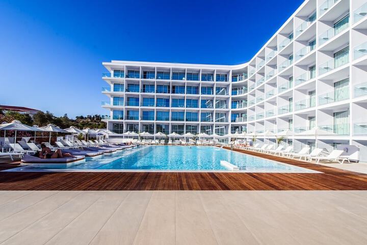 Hotel with Pool