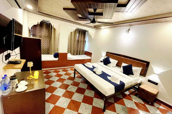 Room 4 of 9