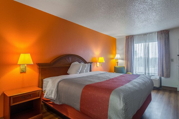 1 King Bed (8 of 9)