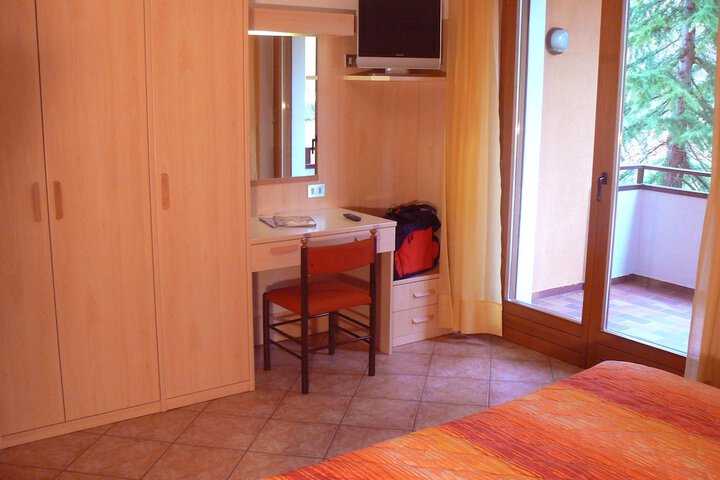 Room 9 of 34