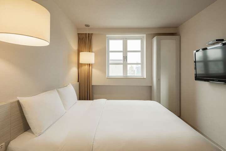Room 10 of 24