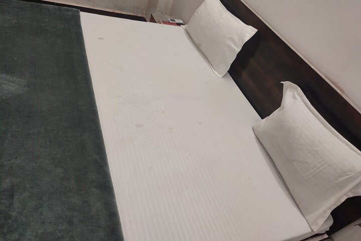 Room 7 of 12