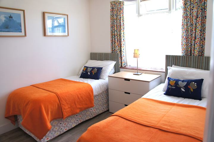 Room 3 of 27