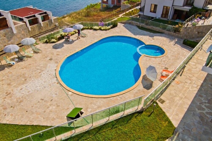 Pool 15 of 25