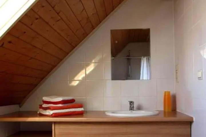 Room 8 of 27