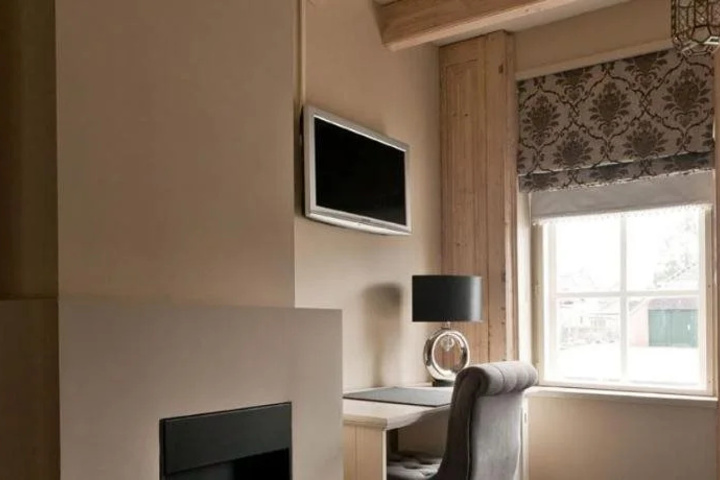Room 3 of 8