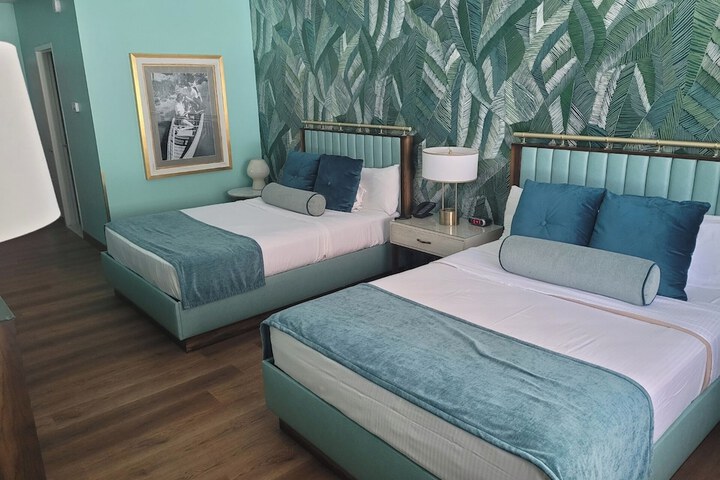1 Queen Bed (4 of 4)