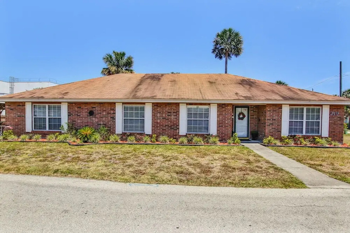 Image of Walk to Beach Spacious House, Huge Outside Patio
