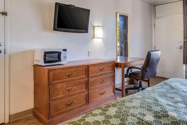 1 King Bed (5 of 8)