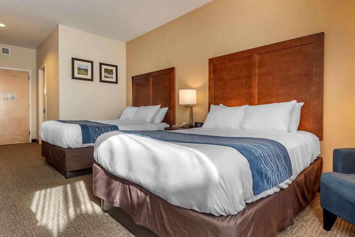 2 Queen Beds (12 of 12)