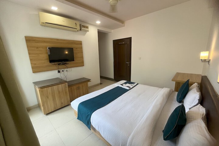 Room 9 of 18