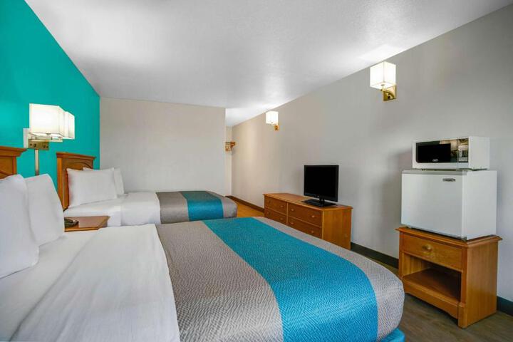 Exterior of Motel 6-Baker City OR