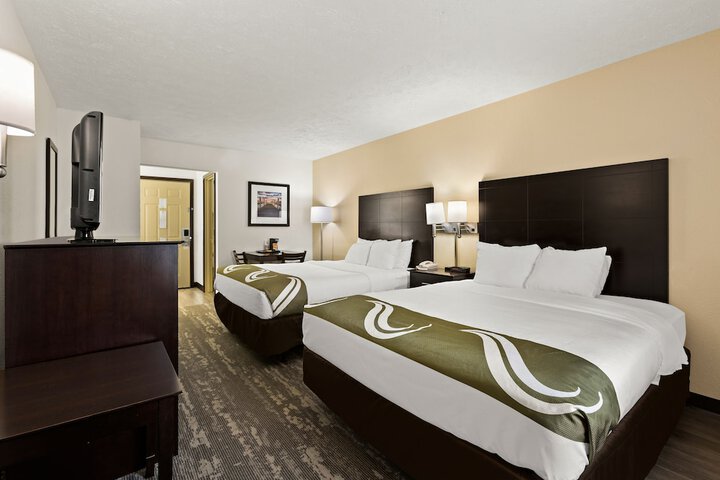 2 Queen Beds (7 of 12)