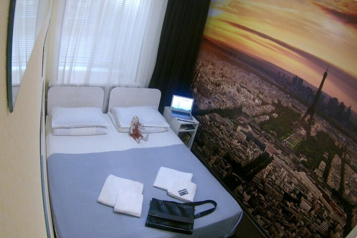 Room 9 of 11