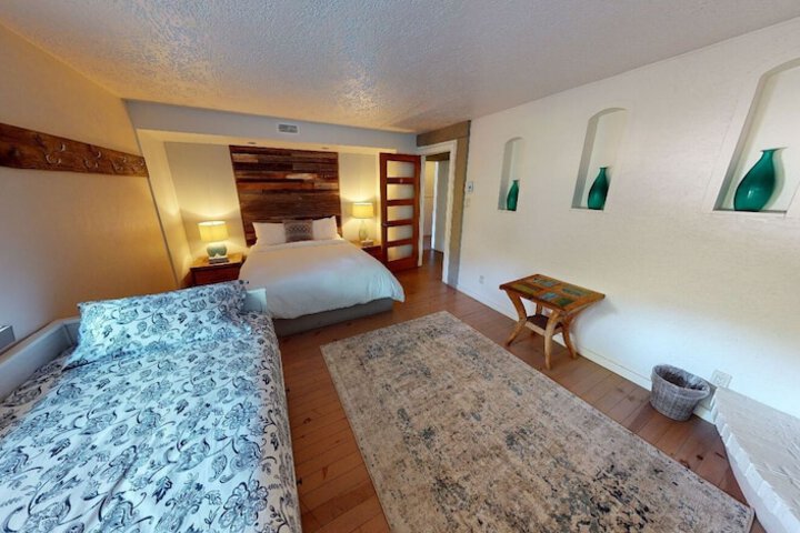 Room 13 of 33