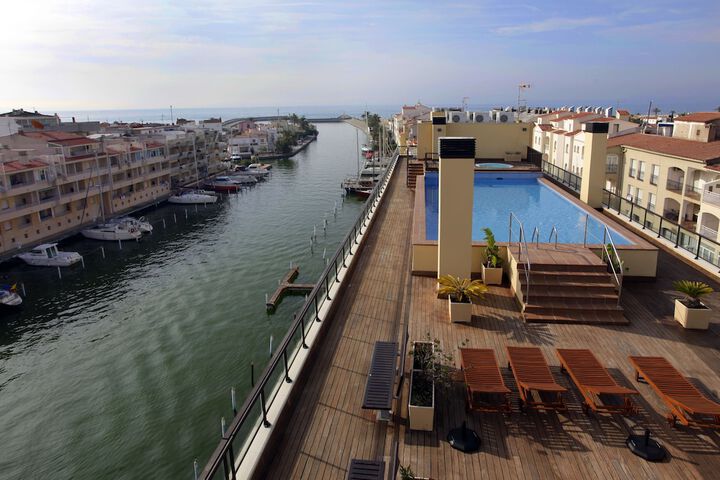 Sundeck 29 of 32