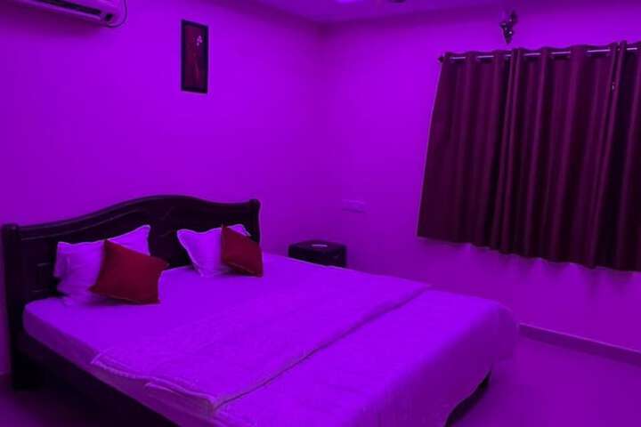 Room 8 of 18