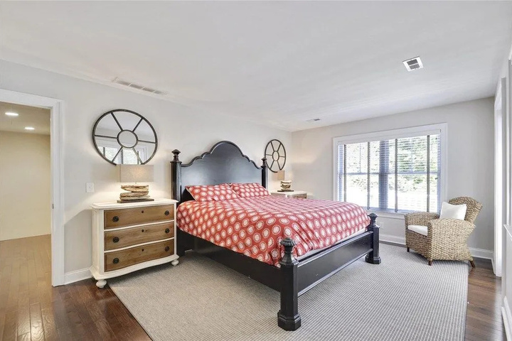 Room 6 of 18