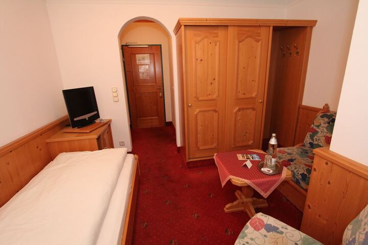 Room 4 of 48