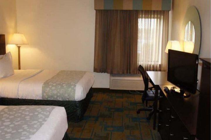 2 Queen Beds (8 of 10)