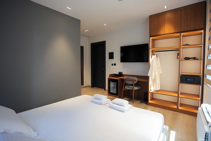 Room 43 of 198