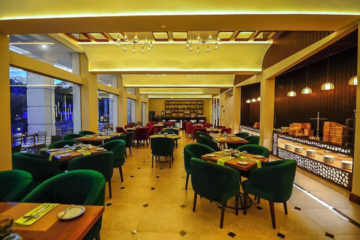 Dining 28 of 35