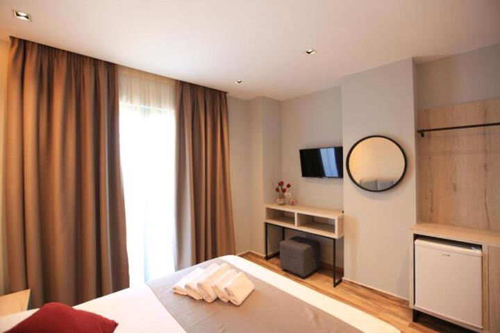 Room 33 of 143