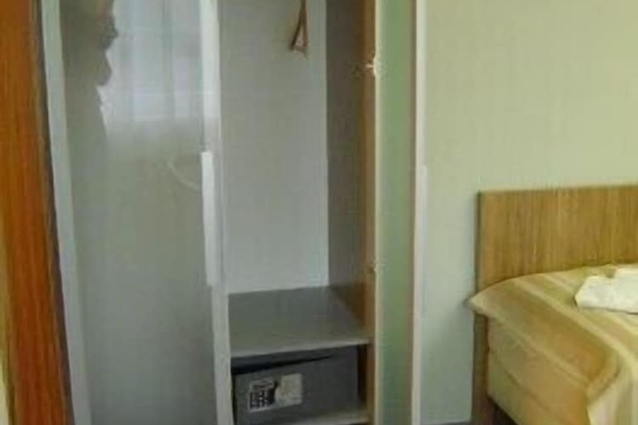 Room 10 of 32