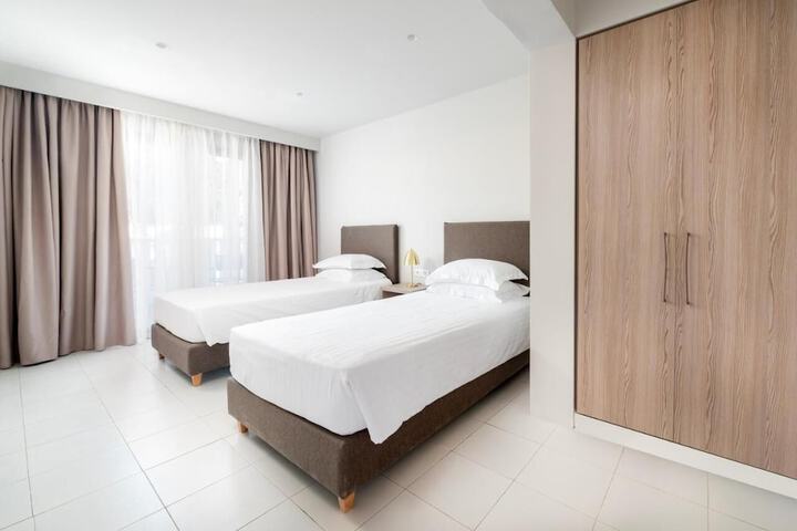 Room 8 of 28