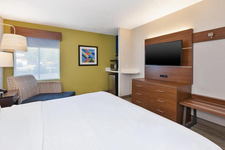1 King Bed (1 of 13)
