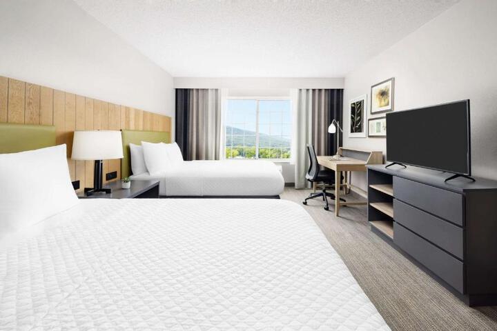 2 Queen Beds (9 of 11)