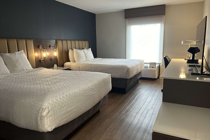 2 Double Beds Desk Microwave and Refrigerator WiFi Keurig Coffee Maker Full Breakfast (4 of 10)