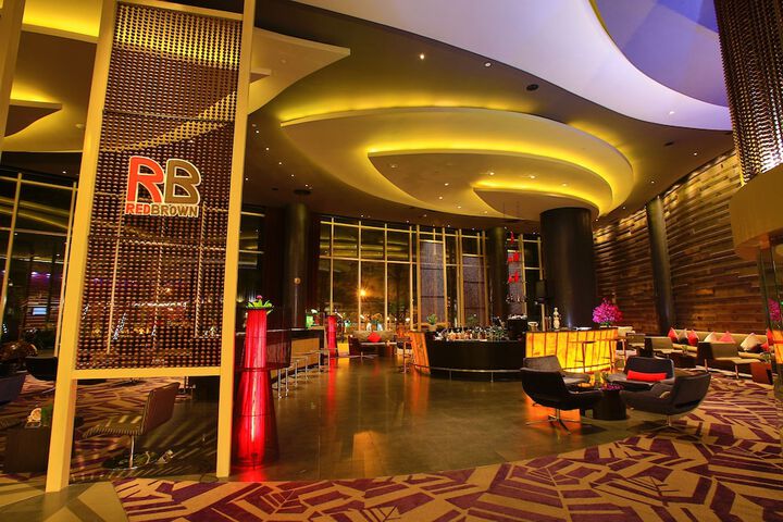 Lounge 43 of 64