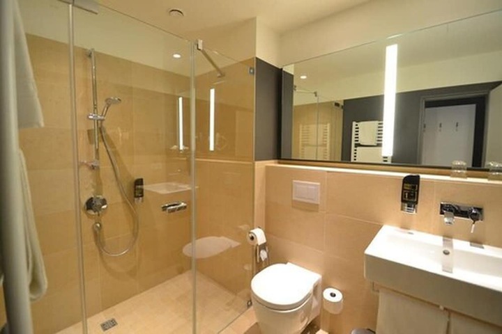 Room 6 of 25