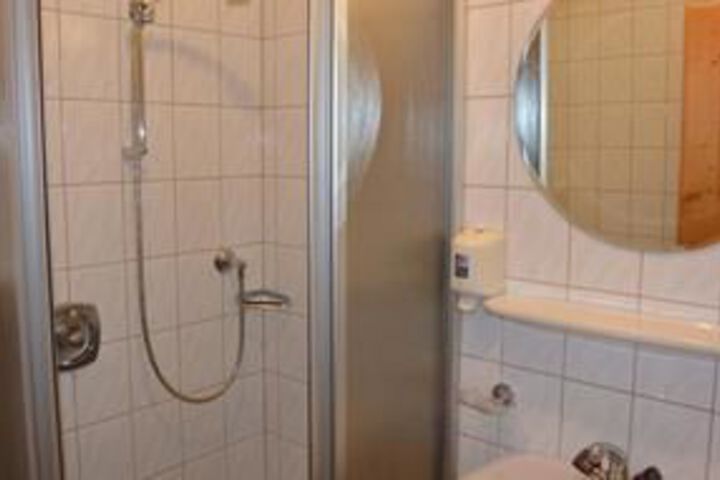 Room 4 of 16