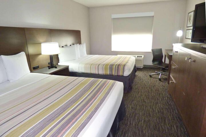 2 Queen Beds (1 of 11)
