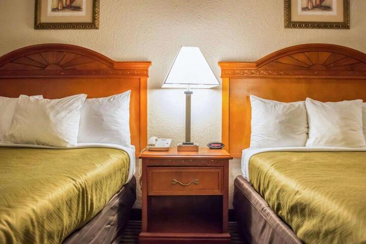 2 Queen Beds (4 of 4)