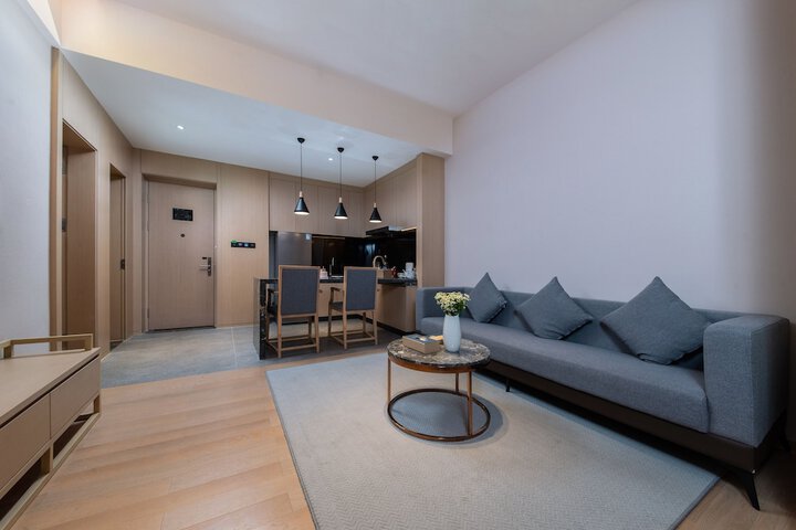 Room 6 of 28