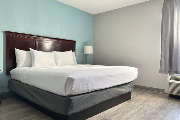1 Queen Bed (16 of 16)