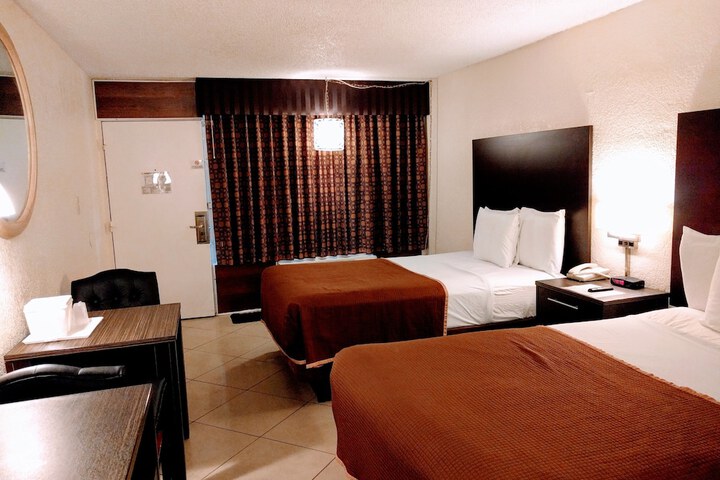 1 Queen Bed (1 of 11)