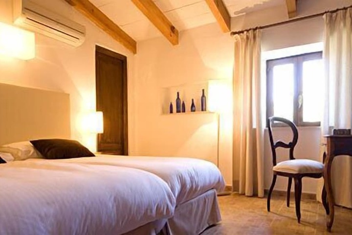 Room 4 of 12