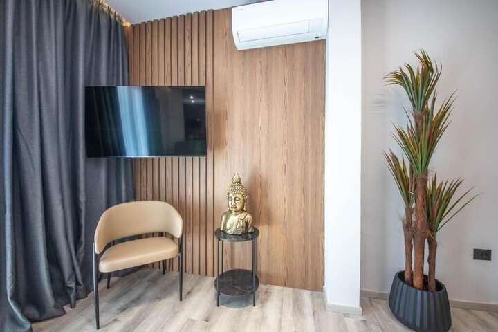 Room 7 of 93