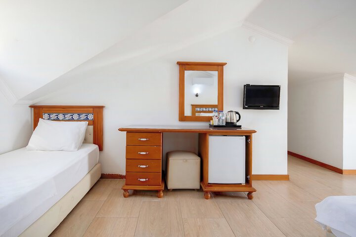 Room 6 of 63