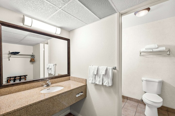 Accessible 2 Double Accessible Communication Assistance Walk in Shower Full Breakfast (19 of 21)