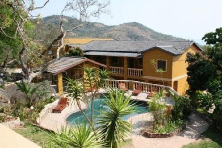 Nomndeni Celokuhle Hotel
