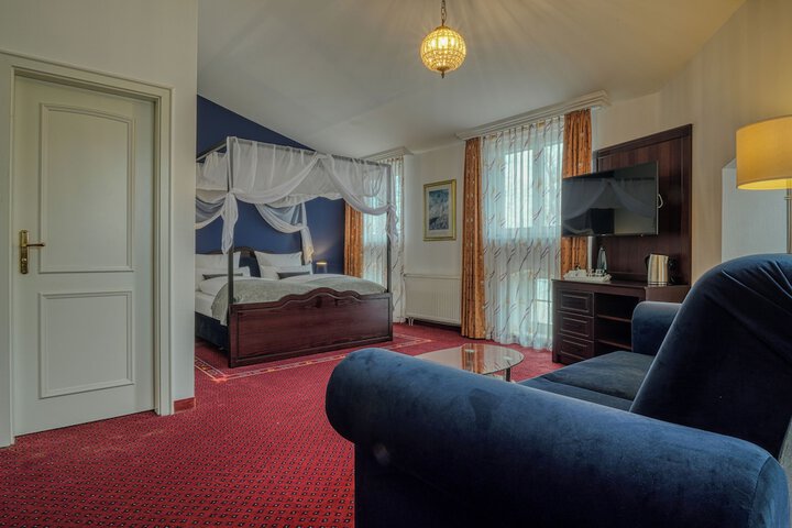 Room 42 of 77