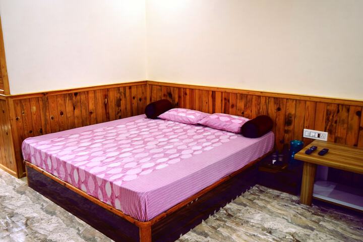 Room 8 of 33