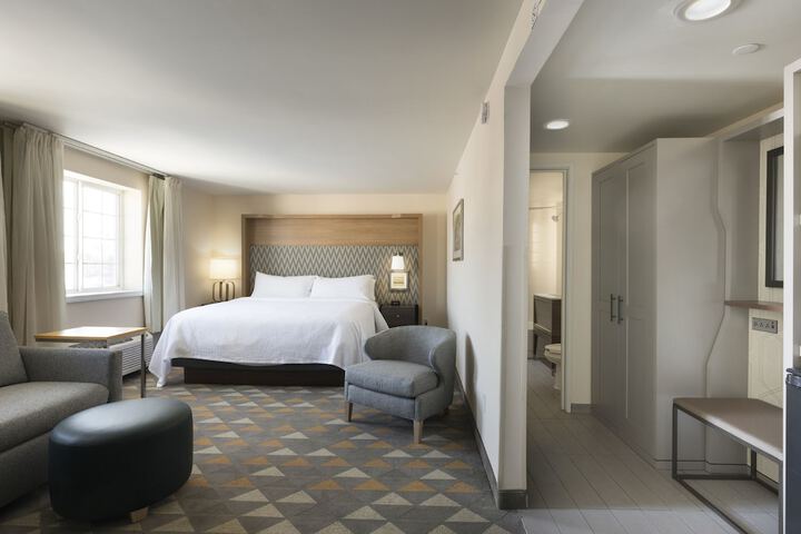 1 King Bed (6 of 17)